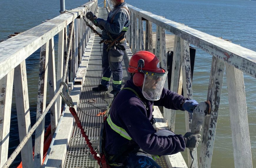 Lijado y pintado pasarela puerto UPM
